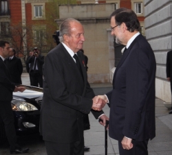 Su Majestad el Rey recibe el saludo del presidente del Gobierno, Mariano Rajoy Brey; a su llegada a la Catedral de la Almudena